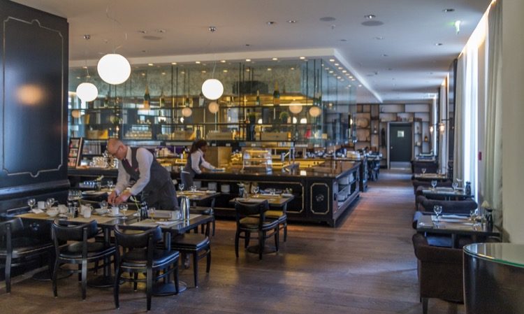 THE POST Brasserie mit 360 Grad Show-Küche